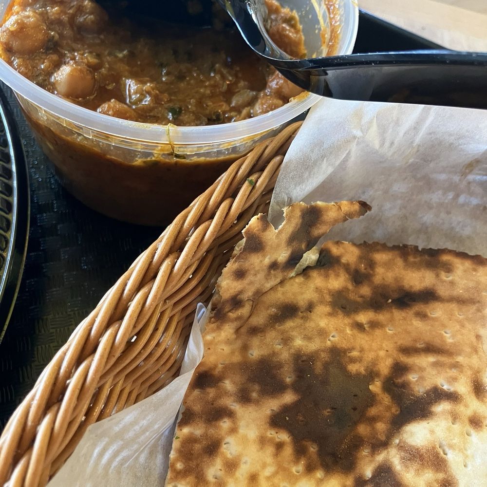 Garbanzo / Chickpeas with plain naan. Garbanzo / Chickpeas with plain naan.