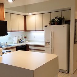 Contemporary Short Term Housing - Fully stocked kitchens