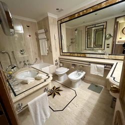 Rome Cavalieri - A Waldorf Astoria Resort - Bathroom