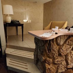 American Inn and Suites Dundee - Very odd area with some sort of stone bar, no room to use, and a raised, tiled area with an old chair and marred up desk with lamp.