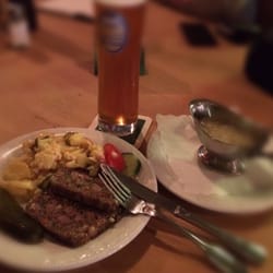 Die Dunkel - Hausgemachte Rindfleischsülze und dazu Kartoffelsalat. Reichlich Zwiebeln in Essig und Öl an der Seite.