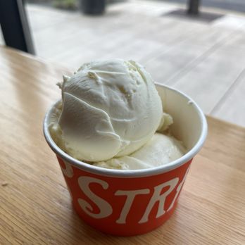Salt & Straw - Pear and blue cheese & olive oil split scoop - Ice Cream & Frozen Yogurt Near Me - Lake Oswego, Oregon