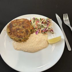MCGOWAN & SONS - Crab cake and coleslaw