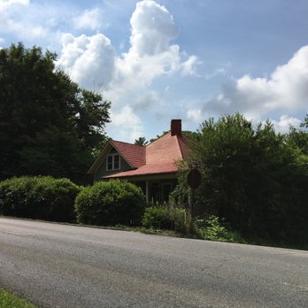 Jonesborough Bed & Breakfast - I love this picture because it captures the beauty of this bed & breakfast, and gives a glimpse of the privacy you'll experience. Love it! - Bed & Breakfast Near Me - Jonesborough, Tennessee