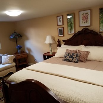 The GG Mansion & Inn - Violet Vale House: The large lower-level bedroom with King bed. TV also. - Hotels Near Me - Walla Walla, Washington The GG Mansion & Inn - Violet Vale House: The large lower-level bedroom with King bed. TV also. - Hotels Near Me - Walla Walla, Washington