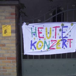 Evangelische Kirche Fahrland - Wenn am Eingang zur Kirche dieses Stoffbanner hängt, lohnt es sich besonders in die Kirche zu gehen.