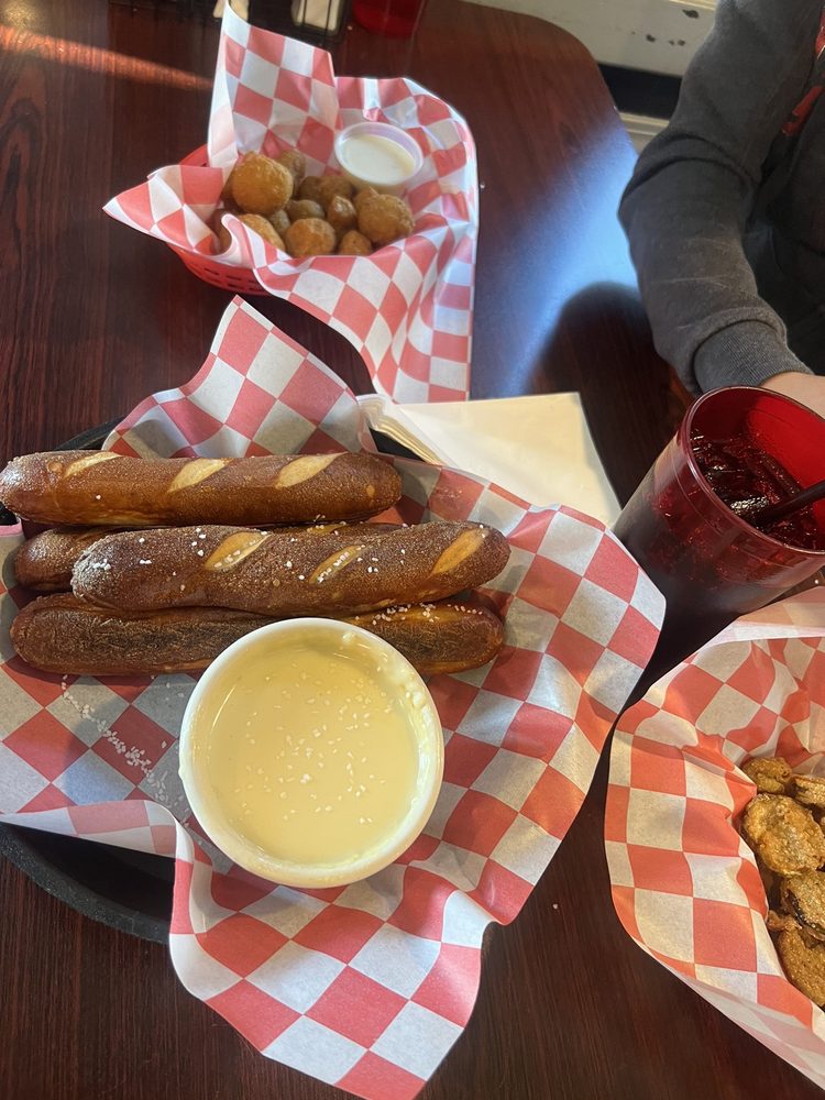 Vinny's Sports Bar and Grill Logo