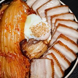 Sous-vide pork with braised kimchi (@joeynht)