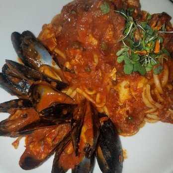 Vincent Chiccos - Linguine al frutti di mare. Awesome flavor and the portion was huge!! It was in a slightly, slightly spicy sauce which was fantastic. - Italian Near Me - Charleston, South Carolina