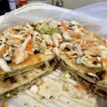 Flor Blanca Restaurant - Pupusa vegetariana y pupusa loca con curtido- buena! - Salvadoran Near Me - Los Angeles, California Flor Blanca Restaurant - Pupusa vegetariana y pupusa loca con curtido- buena! - Salvadoran Near Me - Los Angeles, California