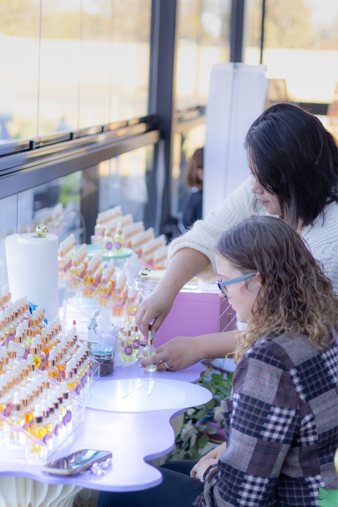 Crème de la Crème Beauty Lounge Logo