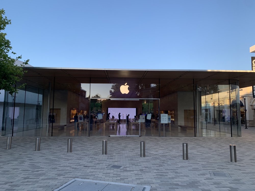 Apple Broadway Plaza