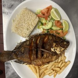 Montecristo Salvadorean Grill and Bar - Pescado frito