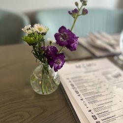 MOMO Riverfront Park - Pretty Flowers on the table