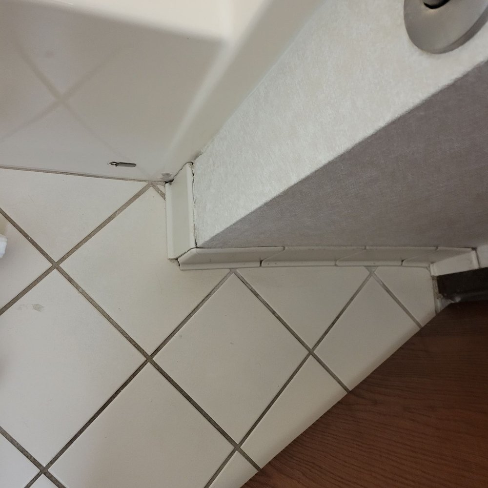 Holiday Inn Express Germantown - Cracked orner tiles in the bathroom - Hotels Near Me - Germantown, Wisconsin Holiday Inn Express Germantown - Cracked orner tiles in the bathroom - Hotels Near Me - Germantown, Wisconsin