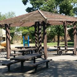 Olde Florintown Park - Shaded picnic & BBQ's area