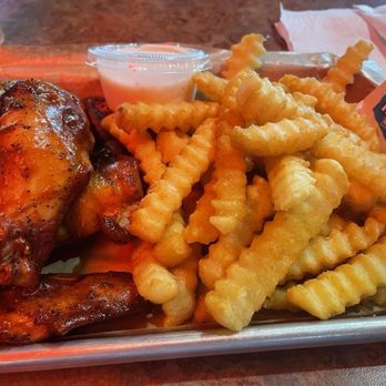 Colt's Pig Stand - 5 wings (3 drumettes and 2 flats), fries.  I've had the Mac and cheese previously, too mushy - Barbeque Near Me - Ormond Beach, Florida
