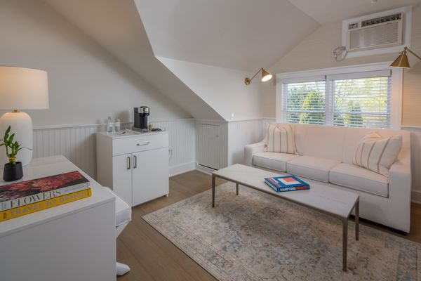 Huntting Inn by null