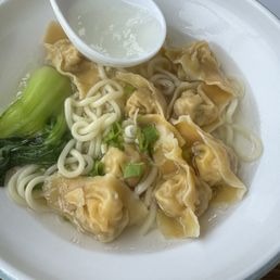 Wonton Soup (8 Pcs) with noodles