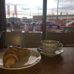 Reiß-Beck - Kaffee Croissant an Parkplatz