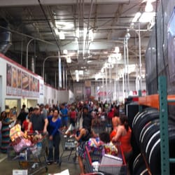 Costco - Mucha gente los Domingos