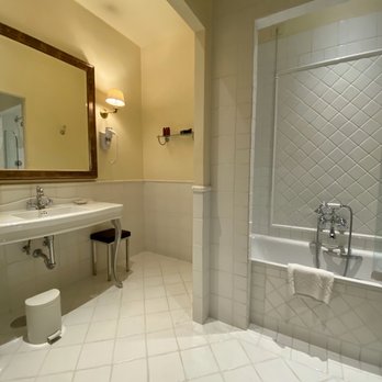 Grand Hotel Baglioni - Large bathroom in a guest room of the Grand Hotel Baglioni - Hotels Near Me - Florence, FI Grand Hotel Baglioni - Large bathroom in a guest room of the Grand Hotel Baglioni - Hotels Near Me - Florence, FI