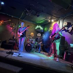 Phil Brady's Bar & Grill - Decent blues. Great lighting.