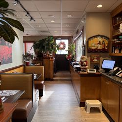 Anna's Pizza Restaurant - Interior shot