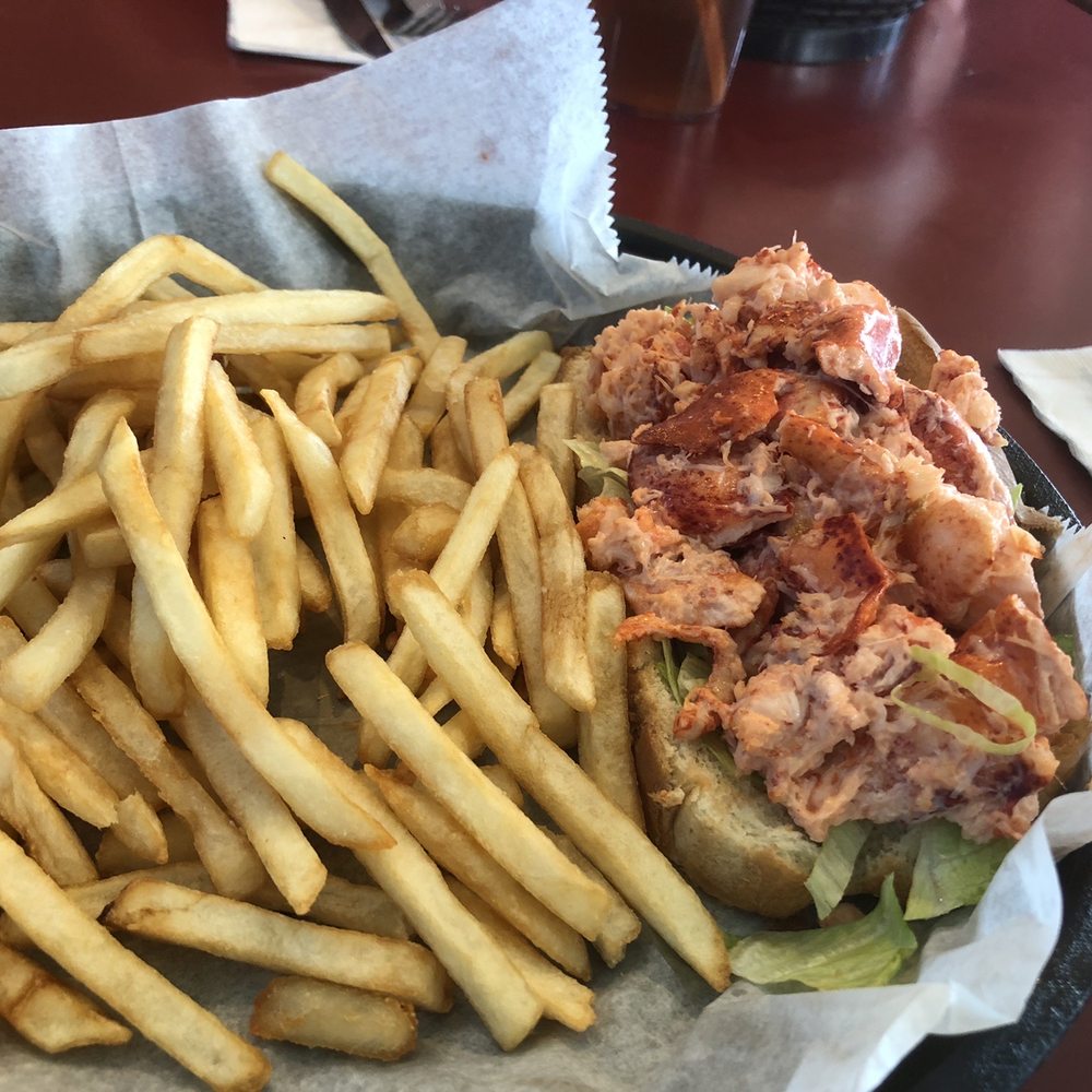 Carmen's Cafe Nicole - Lobster roll - Seafood Near Me - Plymouth, Massachusetts
