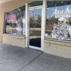 Ash Avenue Comics & Books - Outside