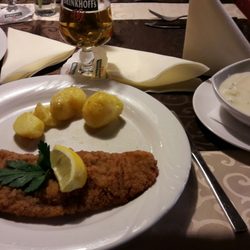 Altrhein-Schänke - Schnitzel mit Kartoffeln und Spargelgemüse