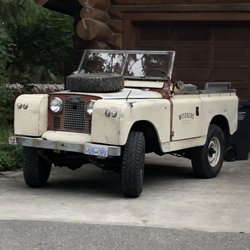 Wiseacre Farm Distillery - Old cars all over to looks at