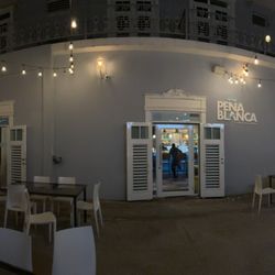 Peña Blanca - The dazzling courtyard with accommodating seating