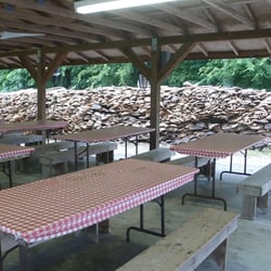 Knockum Hill Bar-B-Q - Only outdoor seating!