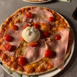 Pizzeria Il Faro - Pizza mit Burrata, Mortadella und Cherrytomaten