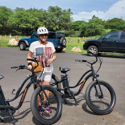 RideSmart Maui Electric Bikes - Stopping for a stretch!