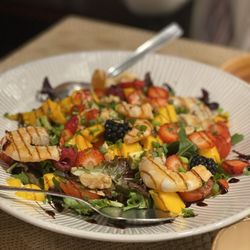 Decor & Salteado - Shrimp, fruits and nuts salad-Incredible