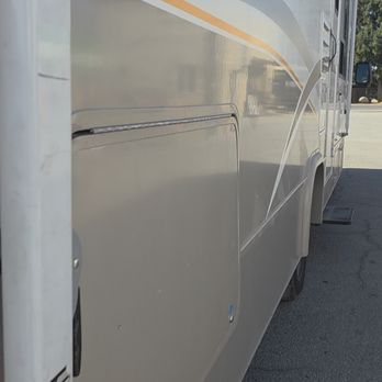 Budget RV Rentals - Outside of rv ...runs smooth and easy to drive - RV Rental Near Me - Pomona, California Budget RV Rentals - Outside of rv ...runs smooth and easy to drive - RV Rental Near Me - Pomona, California