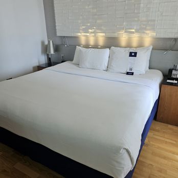 Radisson Blu Aqua Chicago - Birthday Behavior - Hotels Near Me - Chicago, Illinois