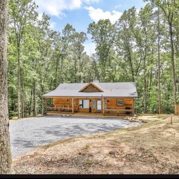 Wolves Den Cabin Rental - Front view - Vacation Rentals Near Me