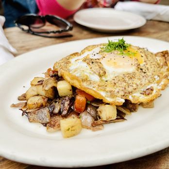 Gjelina - Duck hash, crispy egg, whole grain mustard - New American Near Me - Venice, California Gjelina - Duck hash, crispy egg, whole grain mustard - New American Near Me - Venice, California