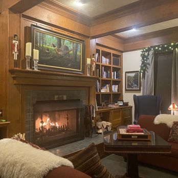 McCloud Hotel - Cozy fireplace.  Great hangout area! - Hotels Near Me - McCloud, California