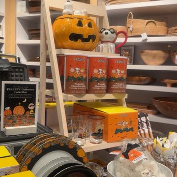 Williams Sonoma - Furniture Stores Near Me - Salem, New Hampshire