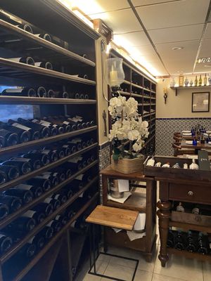 Descorche Restaurant & Wine Bar by null