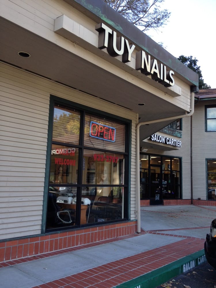 Tuy Nails Logo