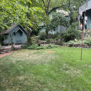 Treehouse Cottages - Treehouse Cottages Garden patio - Vacation Rentals Near Me - Eureka Springs, Arkansas Treehouse Cottages - Treehouse Cottages Garden patio - Vacation Rentals Near Me - Eureka Springs, Arkansas