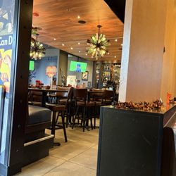 Red Robin Gourmet Burgers and Brews - Middle bar area