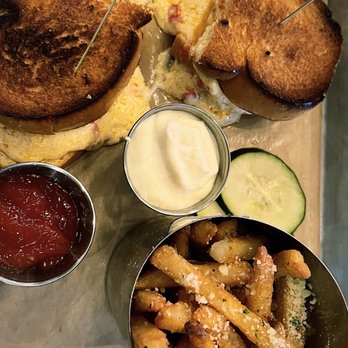 The Oakmont - Southern Pimento Grilled Cheese - American Near Me - Indianapolis, Indiana The Oakmont - Southern Pimento Grilled Cheese - American Near Me - Indianapolis, Indiana