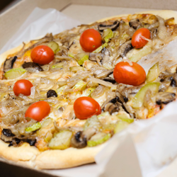 Chicken Wings - Pizza de vegetales. Aplauso de pie.