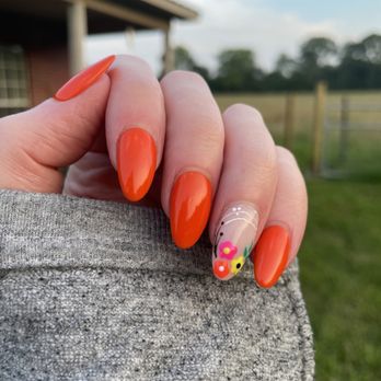 lynn nail studio - Dip nails with custom art by Lynn - Nail Salons Near Me - Houston, Texas
